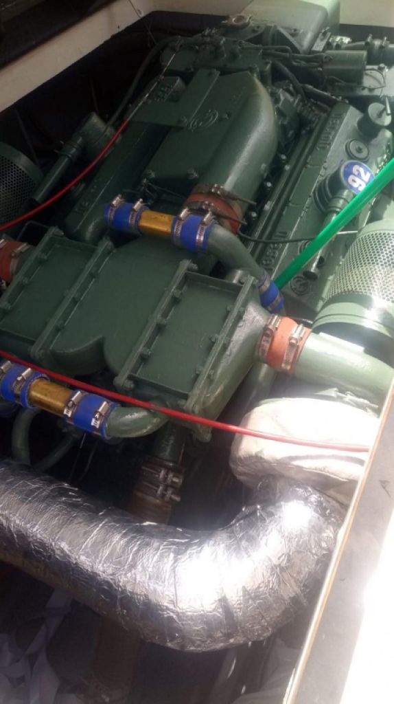 Ferretti Cherokee 50 yate a motor abierto barco en alta mar amarre de barco posible toma de control 