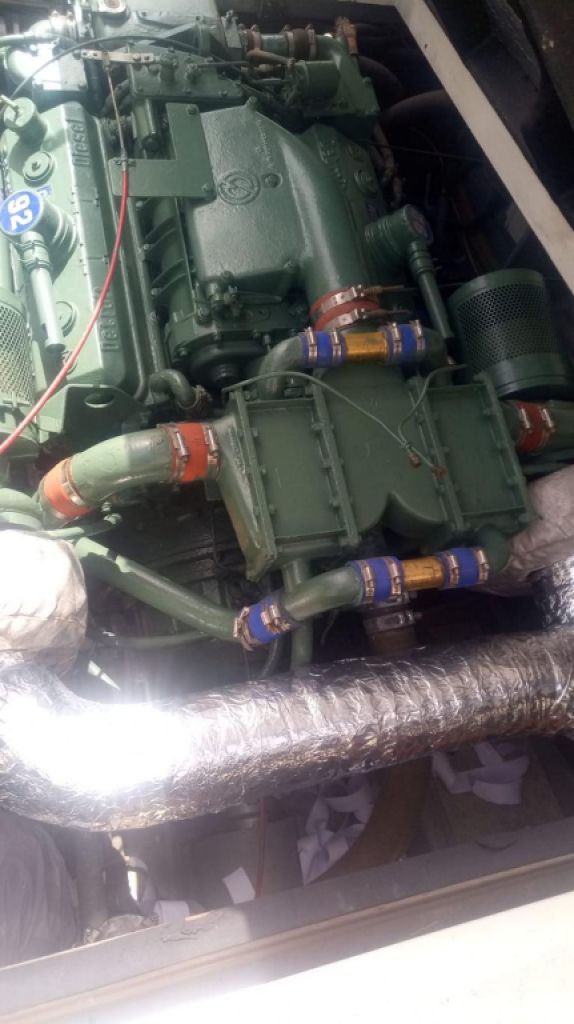 Ferretti Cherokee 50 yate a motor abierto barco en alta mar amarre de barco posible toma de control 