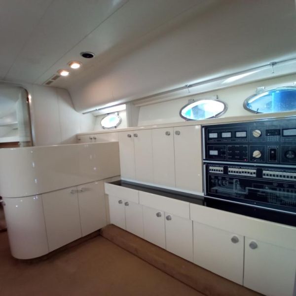 Ferretti Cherokee 50 yate a motor abierto barco en alta mar amarre de barco posible toma de control 