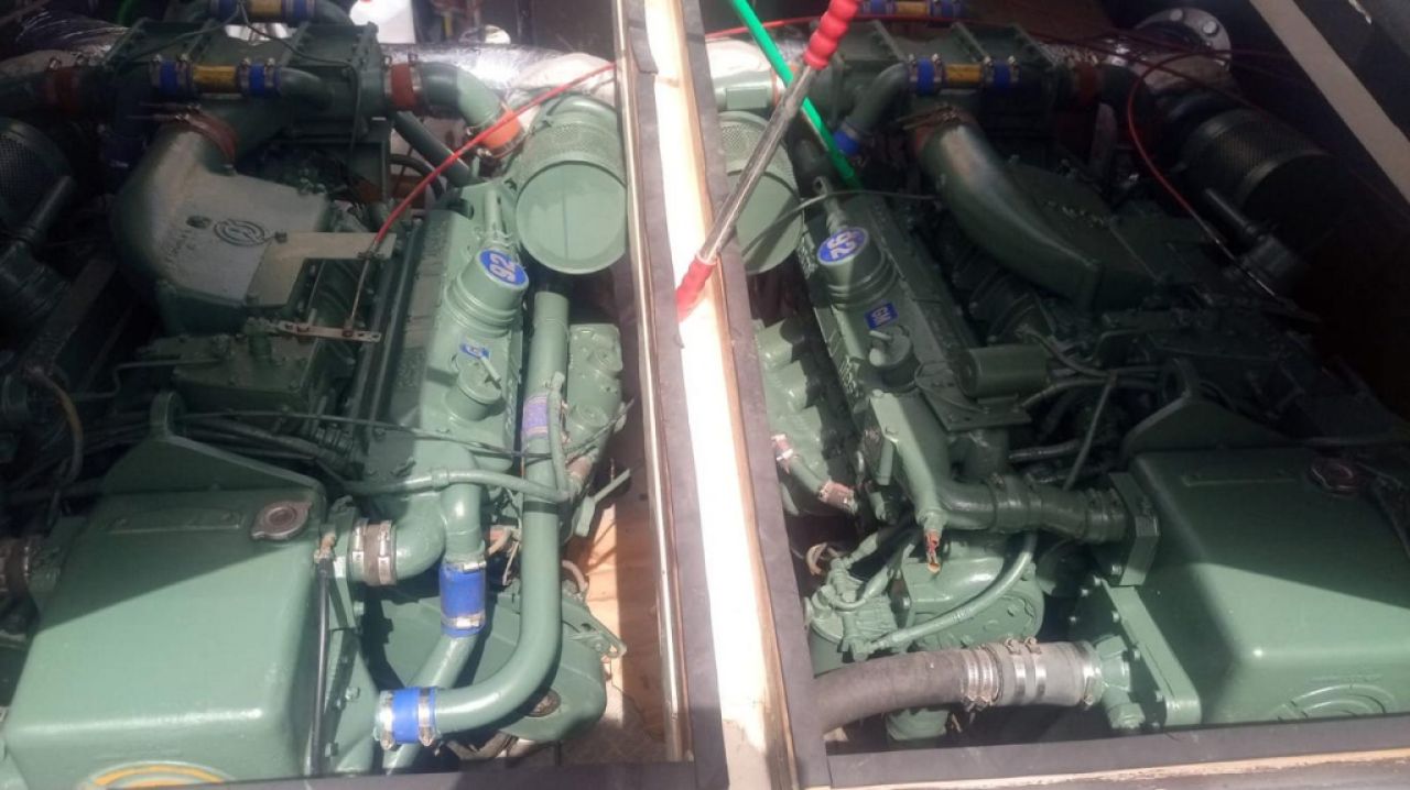 Ferretti Cherokee 50 yate a motor abierto barco en alta mar amarre de barco posible toma de control 