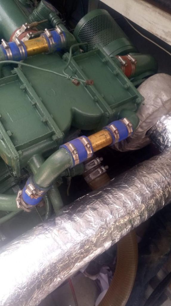 Ferretti Cherokee 50 yate a motor abierto barco en alta mar amarre de barco posible toma de control 