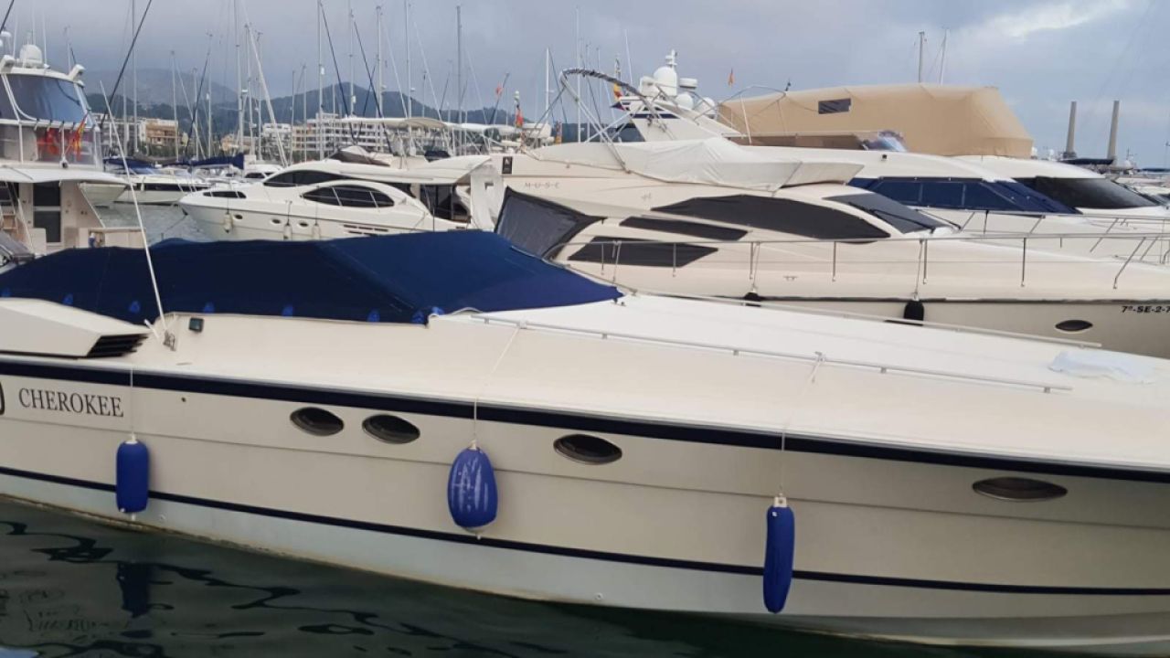 Ferretti Cherokee 50 yate a motor abierto barco en alta mar amarre de barco posible toma de control 