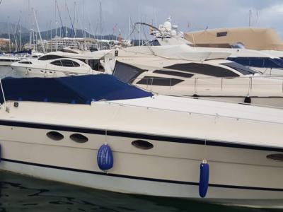 Ferretti Cherokee 50 yate a motor abierto barco en alta mar amarre de barco posible toma de control 