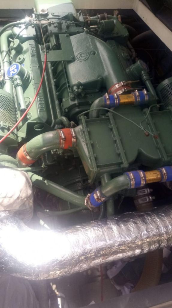 Ferretti Cherokee 50 yate a motor abierto barco en alta mar amarre de barco posible toma de control 