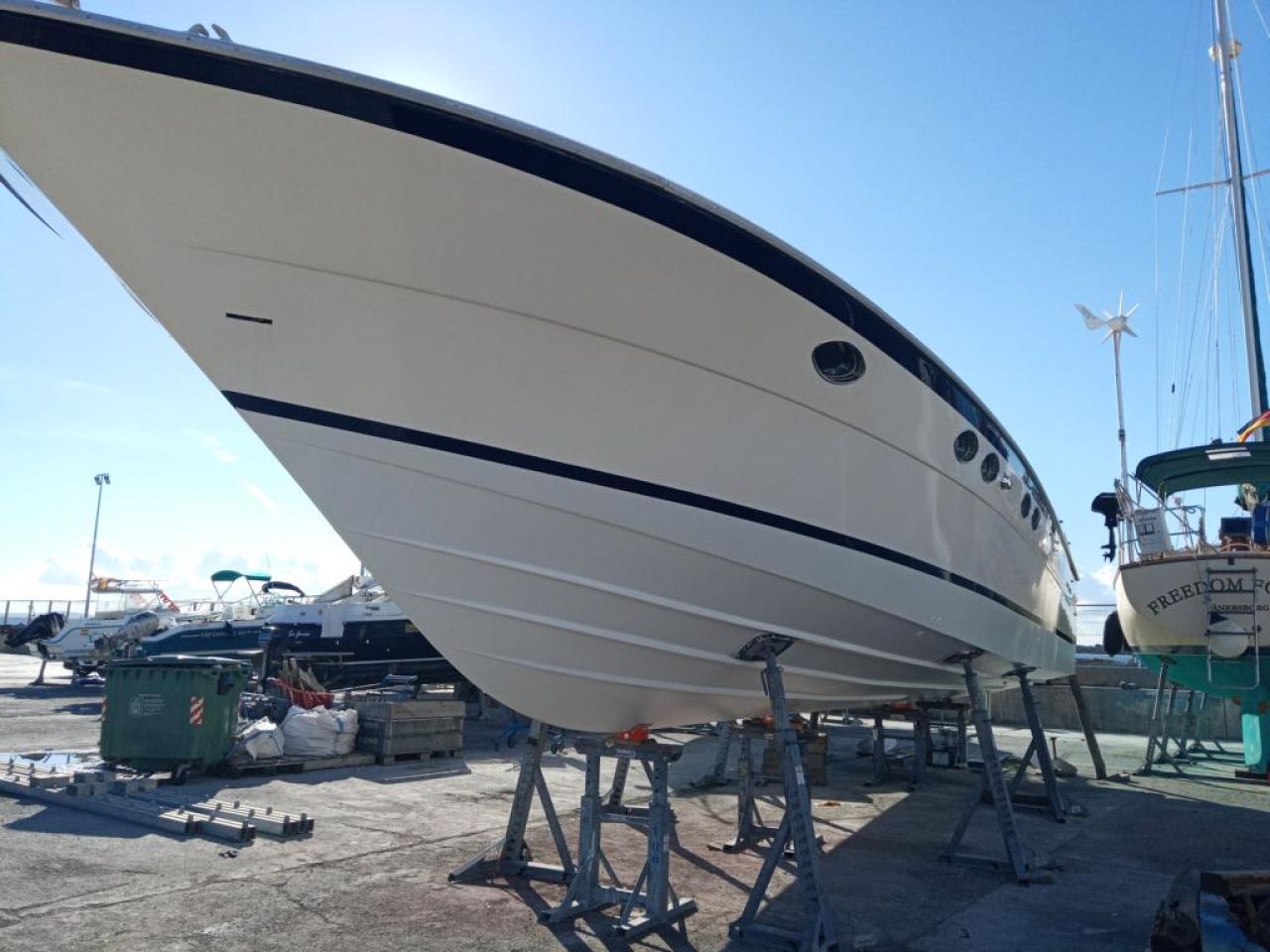 Ferretti Cherokee 50 yate a motor abierto barco en alta mar amarre de barco posible toma de control 