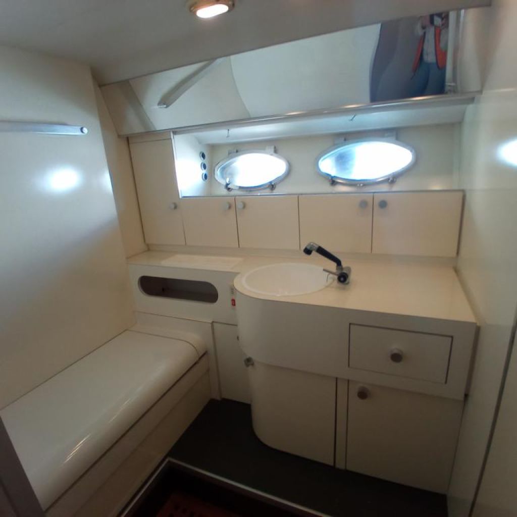 Ferretti Cherokee 50 yate a motor abierto barco en alta mar amarre de barco posible toma de control 