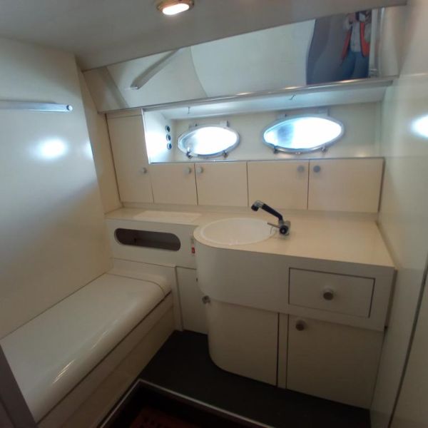 Ferretti Cherokee 50 yate a motor abierto barco en alta mar amarre de barco posible toma de control 