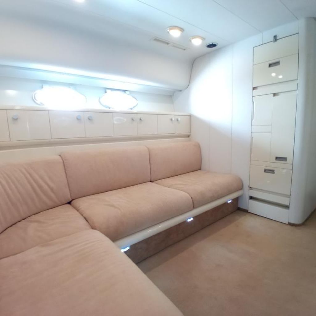 Ferretti Cherokee 50 yate a motor abierto barco en alta mar amarre de barco posible toma de control 