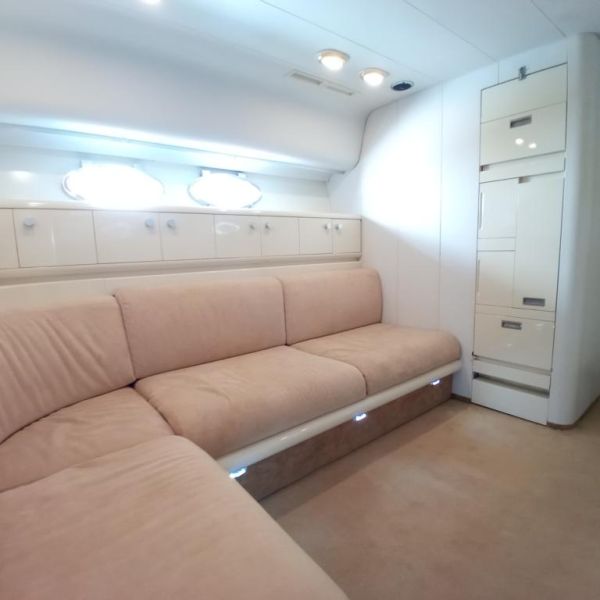 Ferretti Cherokee 50 yate a motor abierto barco en alta mar amarre de barco posible toma de control 