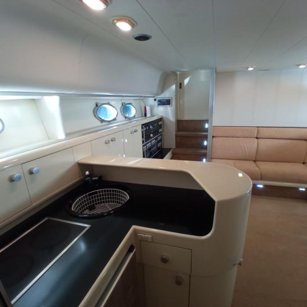 Ferretti Cherokee 50 yate a motor abierto barco en alta mar amarre de barco posible toma de control 