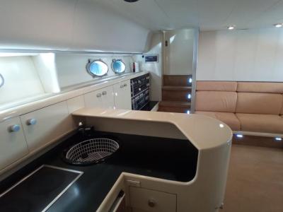 Ferretti Cherokee 50 yate a motor abierto barco en alta mar amarre de barco posible toma de control 