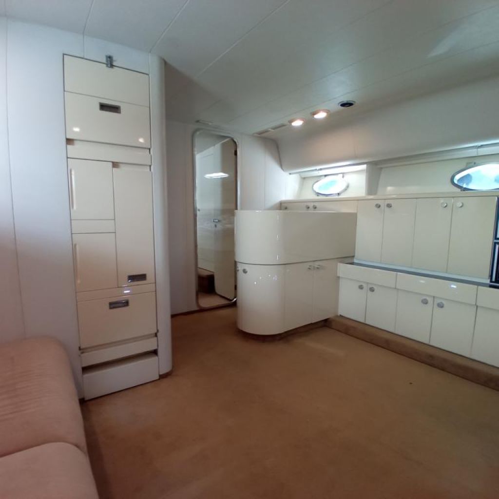 Ferretti Cherokee 50 yate a motor abierto barco en alta mar amarre de barco posible toma de control 