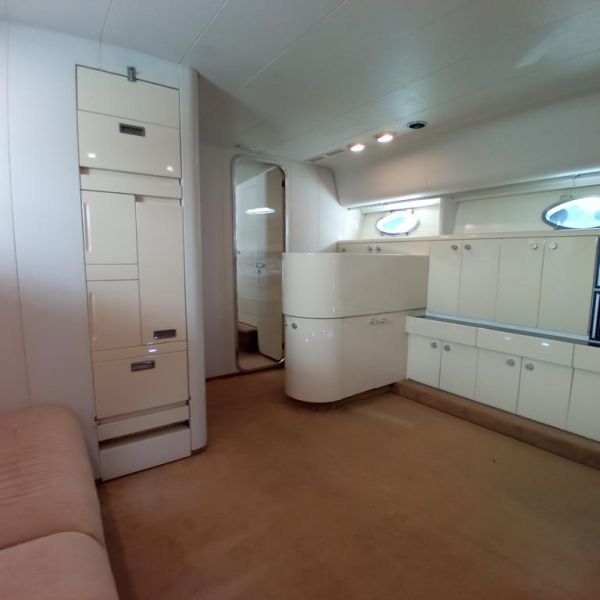 Ferretti Cherokee 50 yate a motor abierto barco en alta mar amarre de barco posible toma de control 