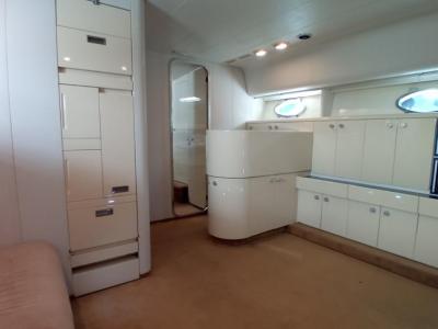 Ferretti Cherokee 50 yate a motor abierto barco en alta mar amarre de barco posible toma de control 