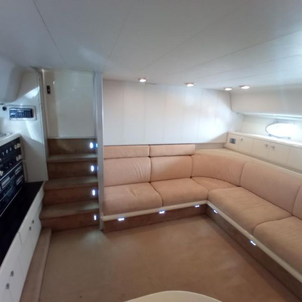 Ferretti Cherokee 50 yate a motor abierto barco en alta mar amarre de barco posible toma de control 