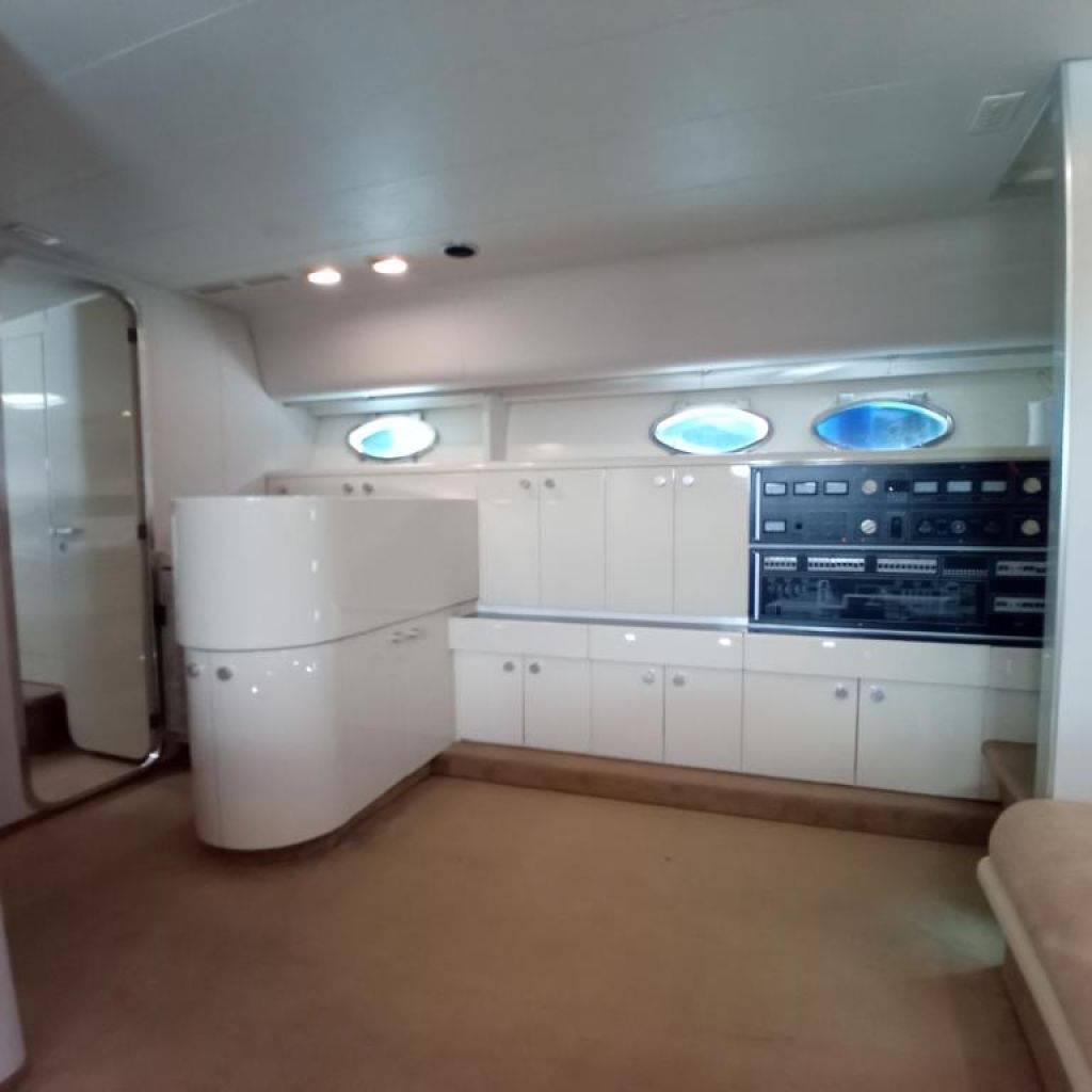 Ferretti Cherokee 50 yate a motor abierto barco en alta mar amarre de barco posible toma de control 