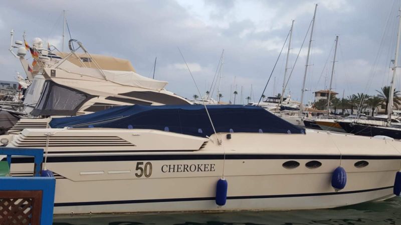 Ferretti Cherokee 50 yate a motor abierto barco en alta mar amarre de barco posible toma de control 