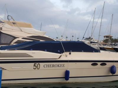 Ferretti Cherokee 50 yate a motor abierto barco en alta mar amarre de barco posible toma de control 