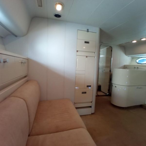 Ferretti Cherokee 50 yate a motor abierto barco en alta mar amarre de barco posible toma de control 