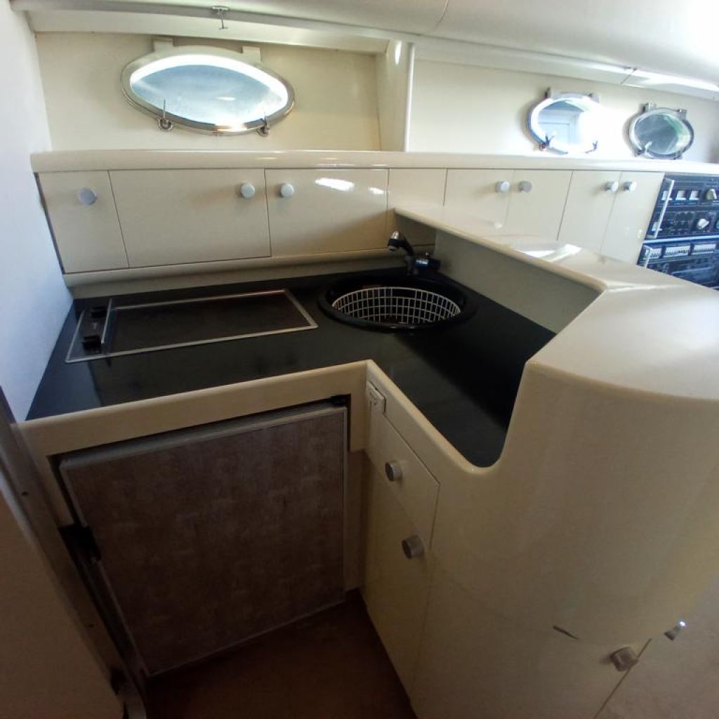 Ferretti Cherokee 50 yate a motor abierto barco en alta mar amarre de barco posible toma de control 