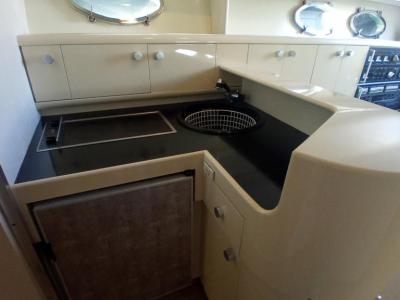 Ferretti Cherokee 50 yate a motor abierto barco en alta mar amarre de barco posible toma de control 