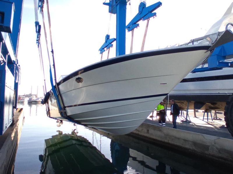 Ferretti Cherokee 50 yate a motor abierto barco en alta mar amarre de barco posible toma de control 