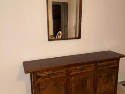 Flurmöbel mit antikem Spiegel