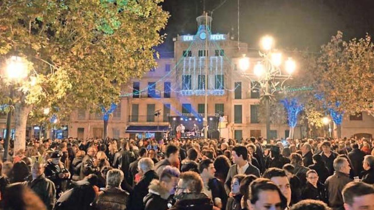 Für die Werbung für LLUCMAJOR PUEBLO wird eine Fassade angeboten