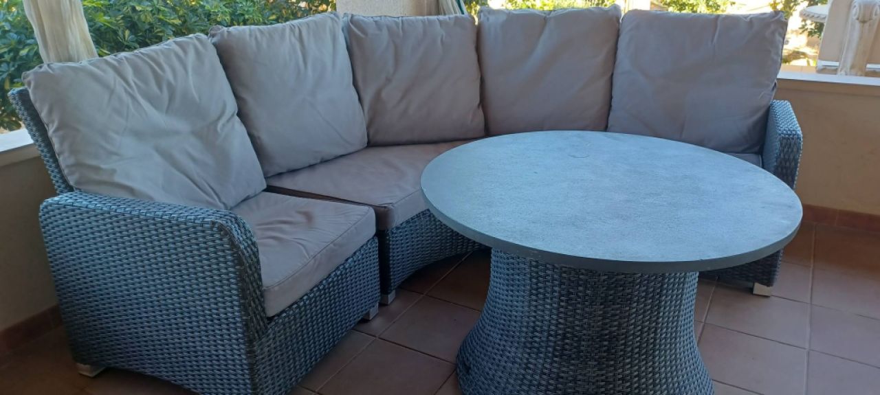 Garten-Sofa mit Tisch.