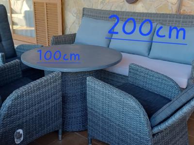 Gartengarnitur aus synthetischem Rattan.