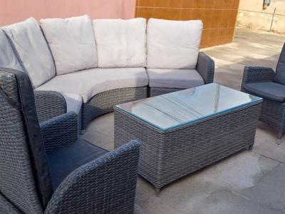 Gartenmöbel aus synthetischem Rattan.