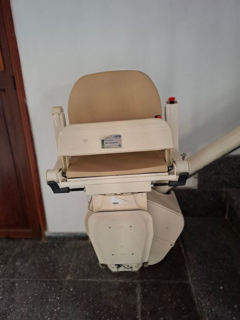 gebrauchter elektischer Treppenlift der Firma Otis