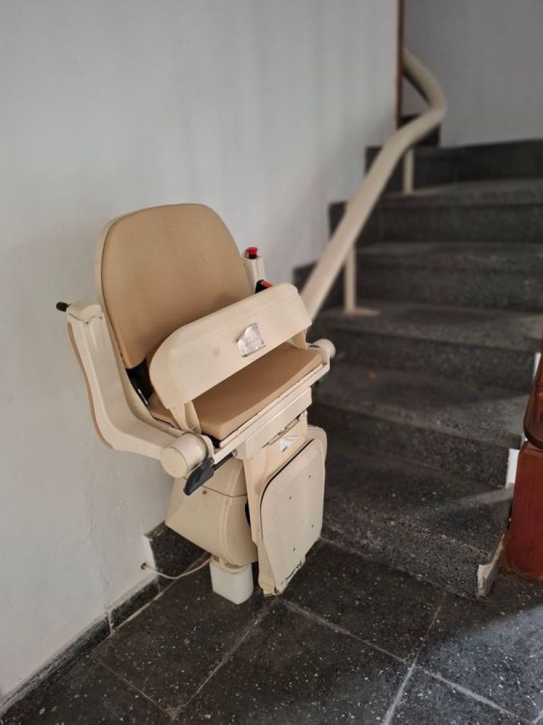 gebrauchter elektischer Treppenlift der Firma Otis