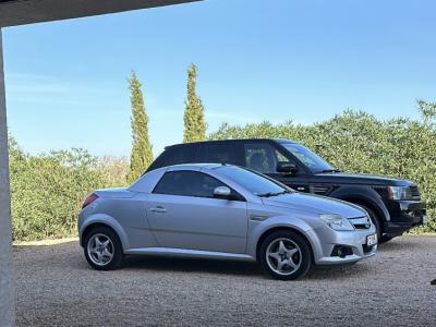 Cabrío Opel Tigra bien cuidado