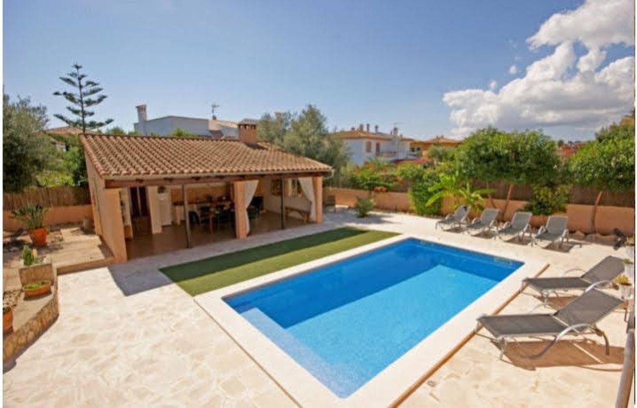 Well-kept chalet in the countryside with pool and AC near Porto Colom -- CH 19