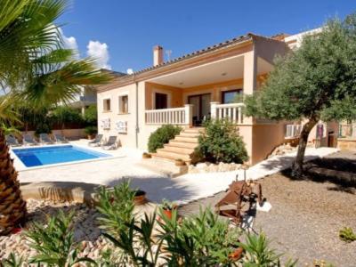 Well-kept chalet in the countryside with pool and AC near Porto Colom -- CH 19