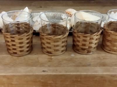 Gläser mit Korbgeflecht Halter