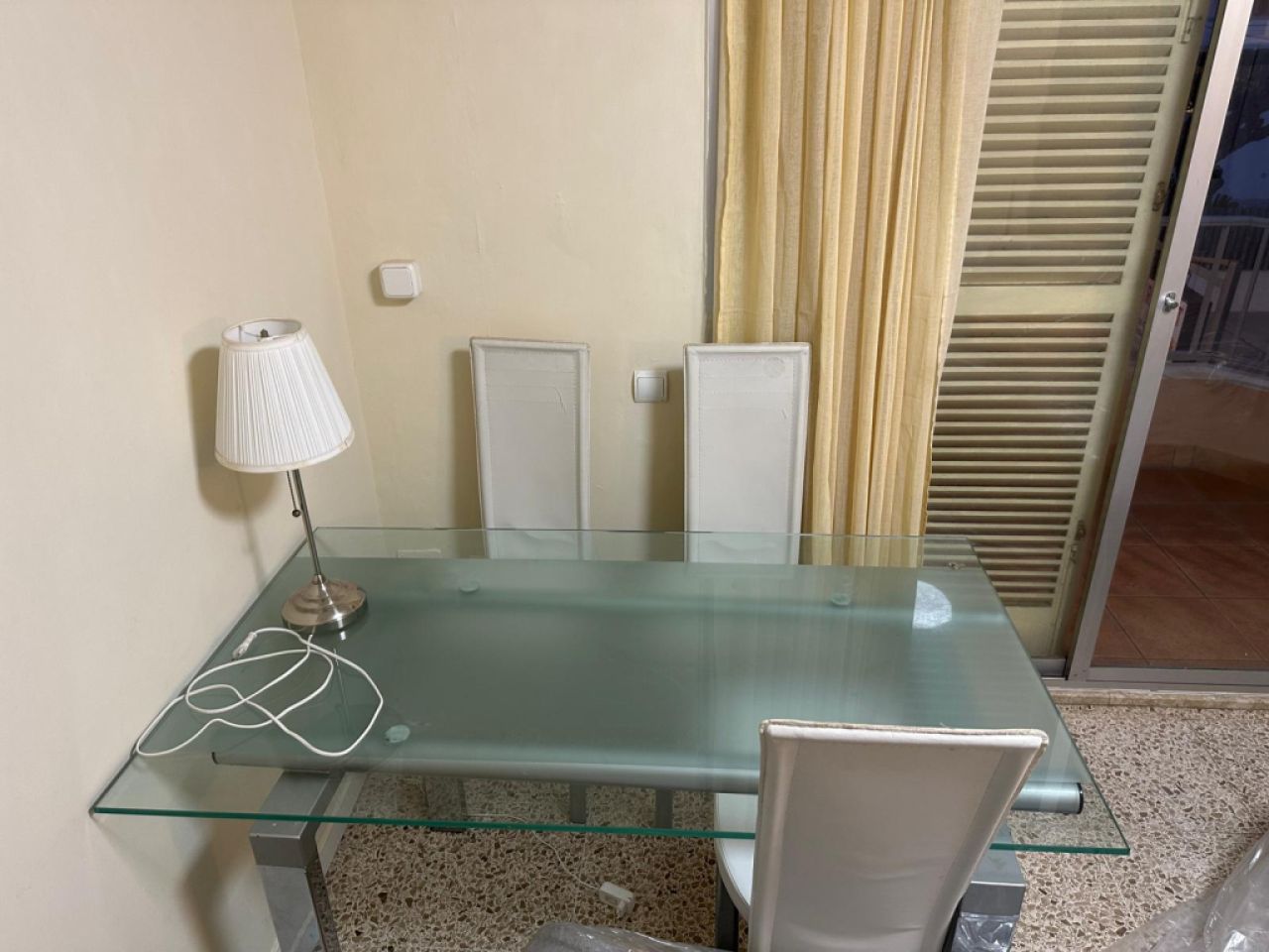 Glastisch 80×140 und 4 Stühle Kunstleder