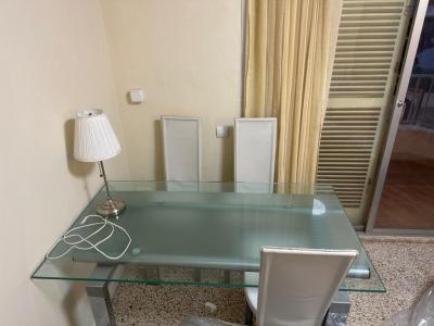 Glastisch 80×140 und 4 Stühle Kunstleder