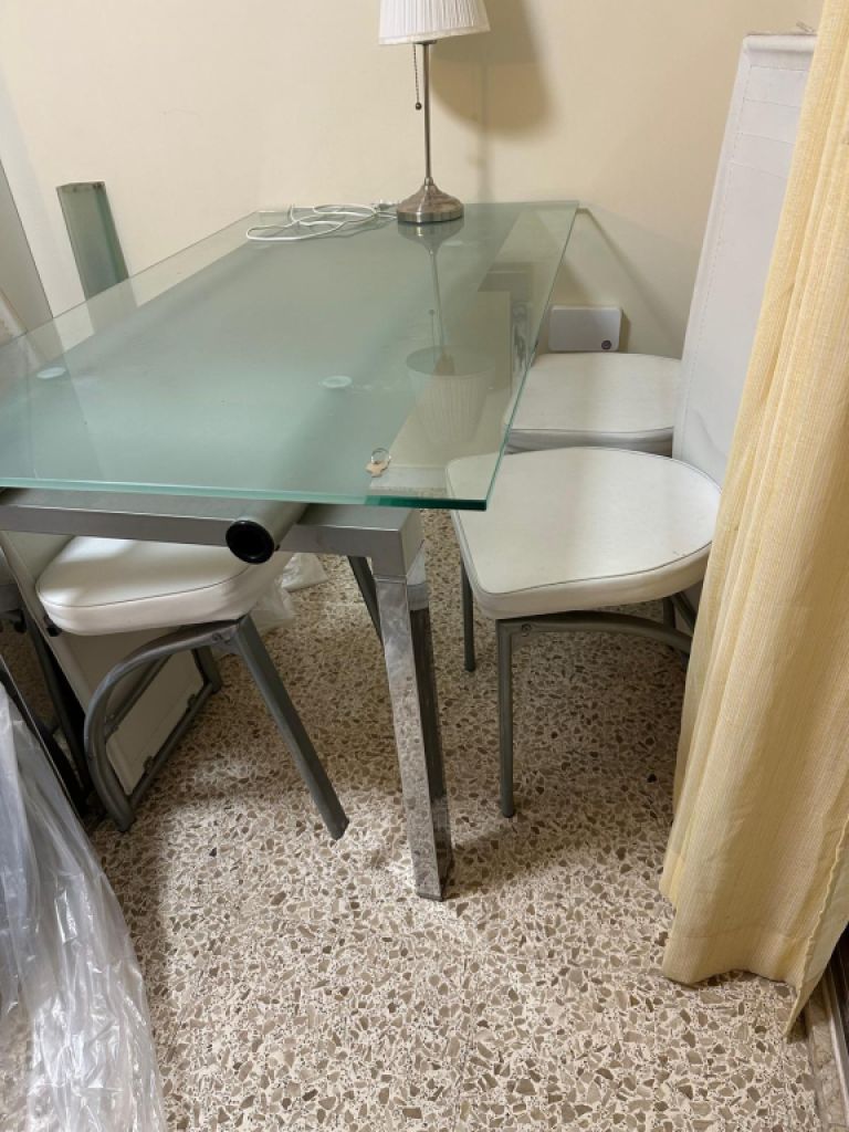 Glastisch 80×140 und 4 Stühle Kunstleder