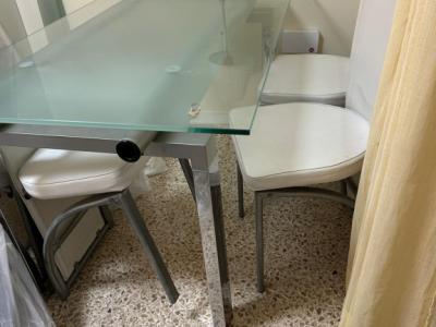 Glastisch 80×140 und 4 Stühle Kunstleder