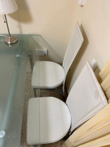 Glastisch 80×140 und 4 Stühle Kunstleder