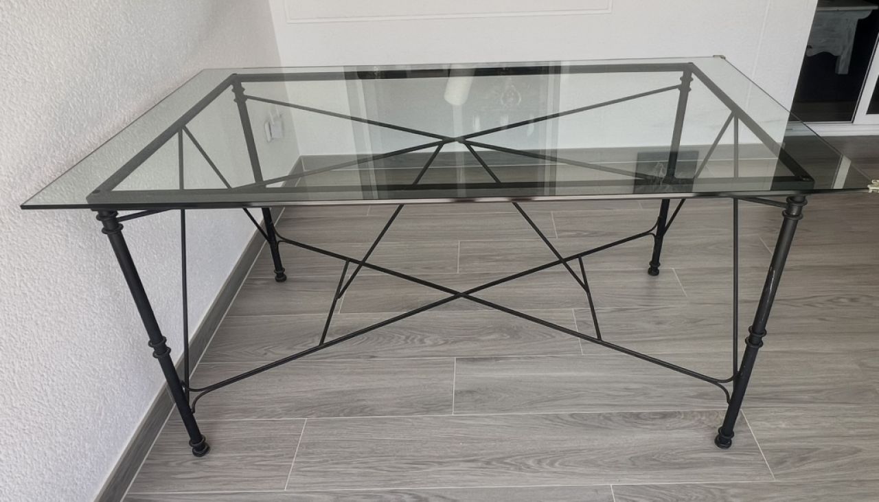 Glastisch mit Metallgestell