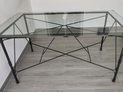 Glastisch mit Metallgestell