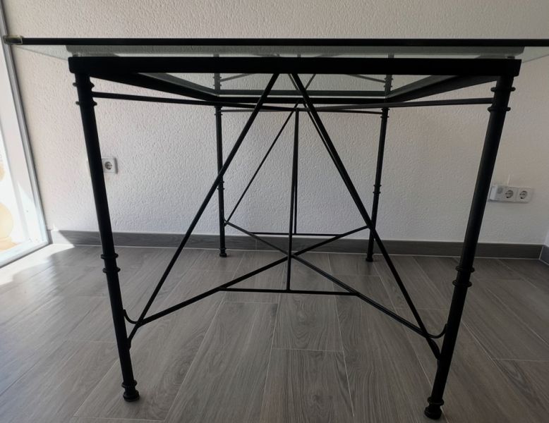 Glastisch mit Metallgestell