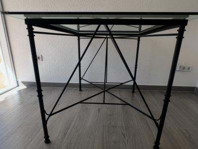 Glastisch mit Metallgestell