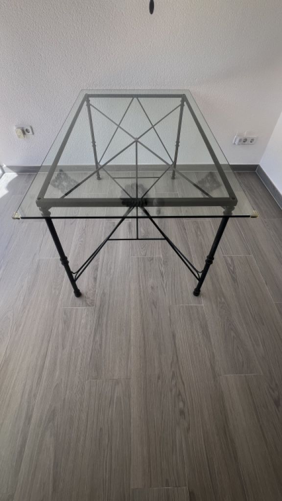 Glastisch mit Metallgestell