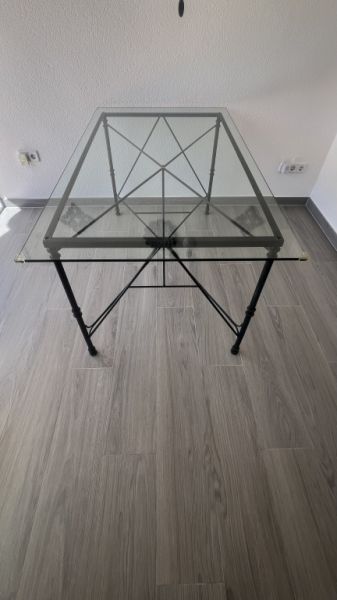 Glastisch mit Metallgestell