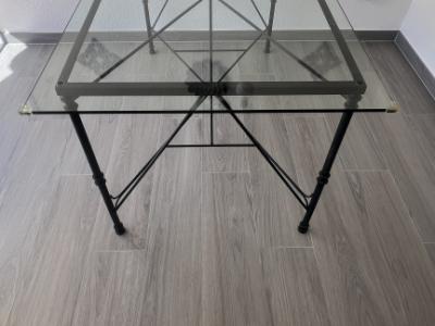 Glastisch mit Metallgestell