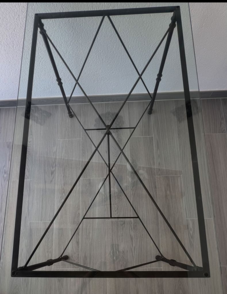 Glastisch mit Metallgestell